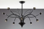Żyrandol Gloriosa z 10 gniazdami G9 w kolorze czarnym i białym. Posiada elastyczne ramiona, które rozchodzą się promieniście z centralnej podstawy. Ujęcie z dołu, ukazujące szczegóły mocowania i kształt kloszy. Tło w odcieniach szarości.