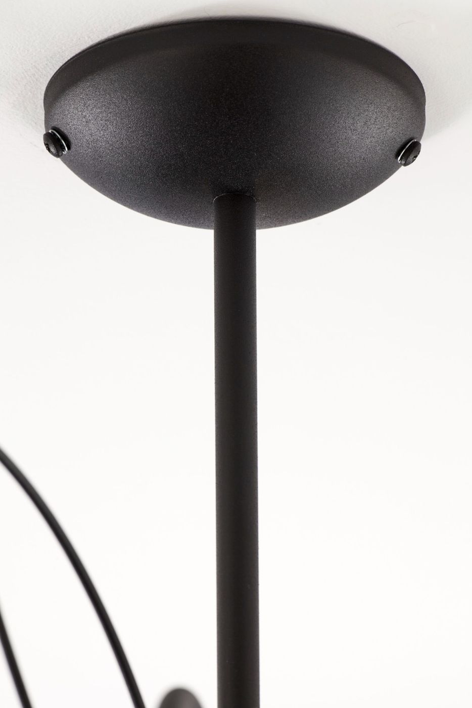 Czarno-biały żyrandol Gloriosa z mocowaniem sufitowym, widok z dołu. Metalowa podstawa w kolorze czarnym, z widocznym mocowaniem i prostym prętem. Idealny do nowoczesnych wnętrz.