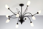 Żyrandol Gloriosa w kolorze czarnym z białymi kloszami, z 10 ramionami zakończonymi okrągłymi, matowymi kloszami. Produkt zawieszony na suficie, widoczny z góry, w nowoczesnym stylu. Metalowa konstrukcja z eleganckim wykończeniem.