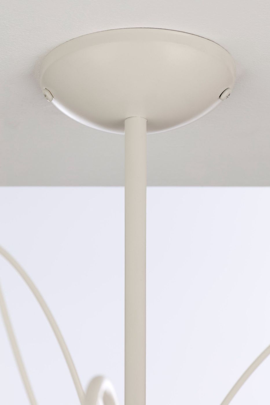 Żyrandol Gloriosa w kolorze piaskowo-szarym z białymi elementami, z mocowaniem sufitowym w kształcie okrągłym. Widoczny detal zawieszenia, prosty, elegancki design, idealny do nowoczesnych wnętrz.