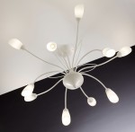 Żyrandol Gloriosa w kolorze piaskowo-szarym z białymi kloszami, posiadający dziesięć ramion z oprawkami G9. Ujęcie z dołu, pokazujące elegancki design i rozłożenie światła, zamontowany na suficie, w minimalistycznym stylu.