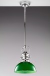 Lampa wisząca Platino w kolorze zielonym, wykonana z metalu i szkła. Ma okrągły klosz z lśniącym wykończeniem, zawieszona na długim, niklowym stelażu. Ujęcie z dołu pokazuje detal mocowania oraz źródło światła E27. Tło w odcieniach szarości.