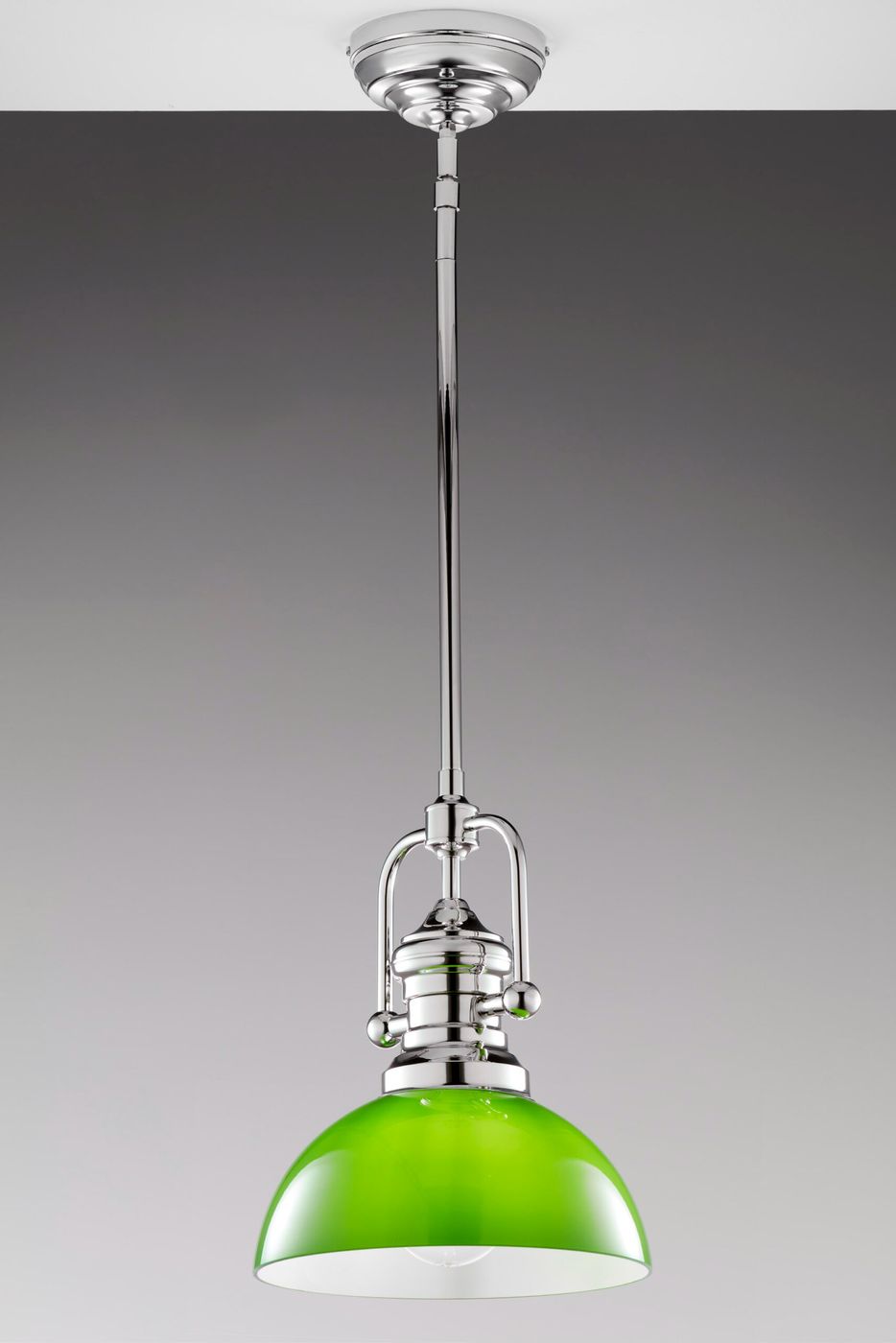 Lampa wisząca Platino z metalowym stelażem w niklowanym wykończeniu. Zielony klosz w kształcie półkuli. Produkt zawieszony na długim łańcuszku, z widocznym miejscem na żarówkę E27. Tło jednolite, szare.