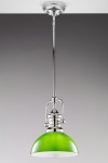 Lampa wisząca Platino z metalowym stelażem w niklowanym wykończeniu. Zielony klosz w kształcie półkuli. Produkt zawieszony na długim łańcuszku, z widocznym miejscem na żarówkę E27. Tło jednolite, szare.