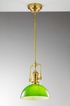 Lampa wisząca Platino z mosiądzu szczotkowanego w kolorze zielonym. Posiada okrągły klosz w intensywnym odcieniu zieleni, zawieszona na długim, złotym ramieniu. Klosz ma gładką, błyszczącą powierzchnię. Ujęcie frontalne, na jednolitym tle.