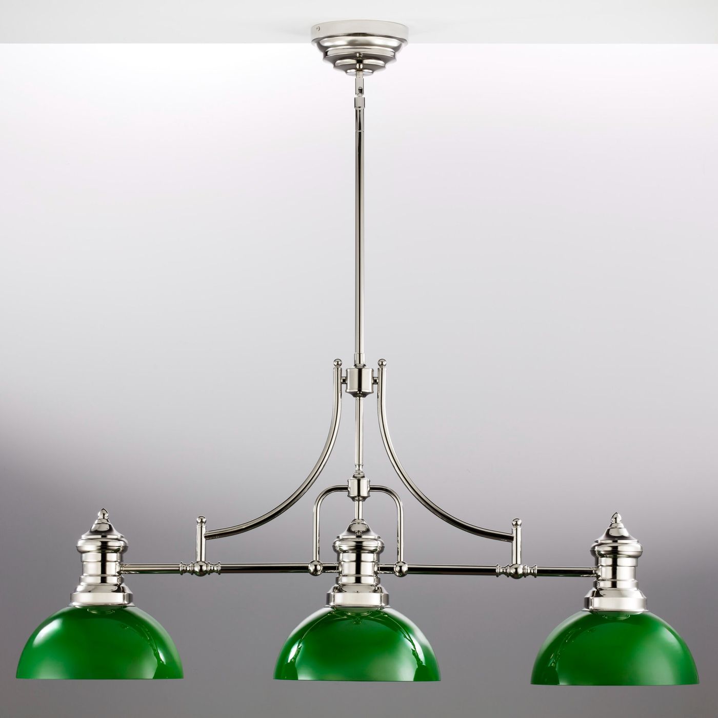 Lampa wisząca Platino 3xE27 w kolorze niklowym z trzema zielonymi kloszami. Konstrukcja metalowa z ozdobnymi detalami, zawieszona na regulowanym przewodzie. Klosze mają półokrągły kształt, nadając elegancki wygląd.