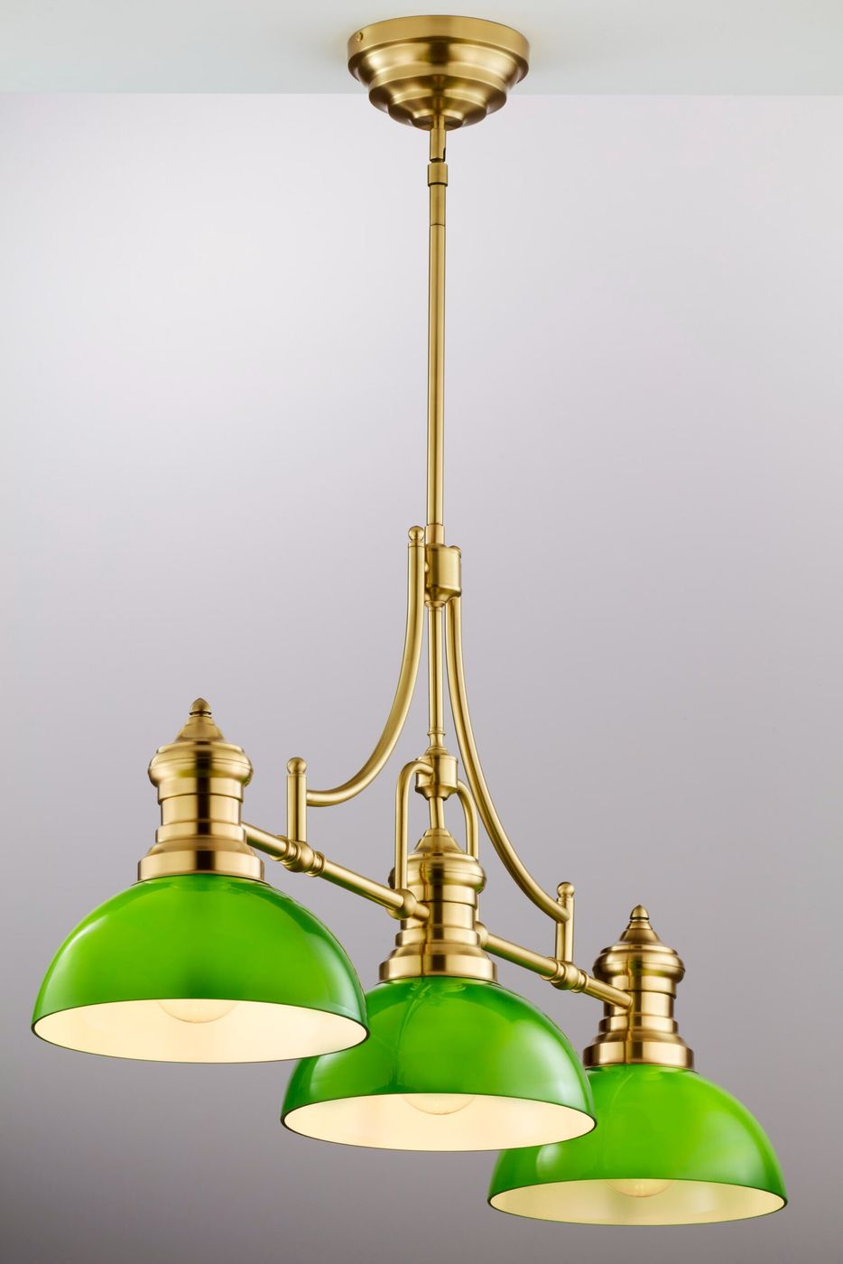 Lampa wisząca Platino 3xE27 w kolorze szczotkowanego mosiądzu z trzema zielonymi kloszami. Ujęcie frontalne, z widocznym detalem mocowania i elegancką konstrukcją. Idealna do nowoczesnych wnętrz.