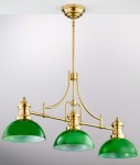 Lampa wisząca Platino 3xE27 w kolorze szczotkowanego mosiądzu z trzema zielonymi kloszami. Ujęcie frontalne, wisząca konstrukcja z eleganckimi detalami. Klosze o półokrągłym kształcie, metalowe mocowanie, do aranżacji wnętrz.