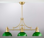 Lampa wisząca Platino z mosiądzu szczotkowanego, z trzema zielonymi kloszami. Ujęcie frontalne, produkt zwisający z sufitu, z eleganckimi zdobieniami i prostą, wyważoną formą. Idealna do nowoczesnych wnętrz.