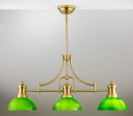 Lampa wisząca Platino z trzema kloszami w kolorze zielonym, wykonana z mosiądzu szczotkowanego. Ujęcie frontalne, z zawieszeniem na długim pręcie. Klosze mają zaokrąglony kształt, a elementy konstrukcyjne są widoczne. Tło jasne i jednolite.