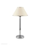Lampa stołowa Begamo z chromowanym stelażem i beżowym kloszem w kształcie stożka. Wysoka, z okrągłą podstawą, przeznaczona do jednej żarówki E27. Frontalne ujęcie, na białym tle.