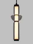 Lampa wisząca Glorica w kolorze czarnym, z jednolitą konstrukcją z przezroczystego szkła. Składa się z cylindrycznego korpusu oraz zaokrąglonej podstawy. Zawiera źródło światła LED 13W, umieszczone w centralnej części, zawieszona na czarnym przewodzie.