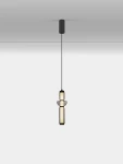 Lampa wisząca Glorica w kolorze czarnym, z jedną żarówką LED 13W. Produkt zawieszony na cienkim przewodzie, z charakterystycznym, cylindrycznym kloszem o przezroczystych akcentach, w minimalistycznym stylu. Tło białe.