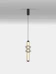 Lampa wisząca Glorica w kolorze czarnym, z jedną żarówką LED 15W. Wysoka, smukła konstrukcja z przezroczystymi elementami, w formie cylindrycznej z dekoracyjnymi detalami. Zawieszona na cienkim, czarnym przewodzie, na jasnym tle.