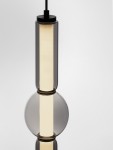 Lampa wisząca Glorica 1xLED 15W w kolorze czarnym, z cylindrycznym kloszem i kulistą bazą z przezroczystego szkła. W centralnej części umieszczony źródło światła LED, zawieszona na cienkim przewodzie. Tło jasne, minimalistyczne.