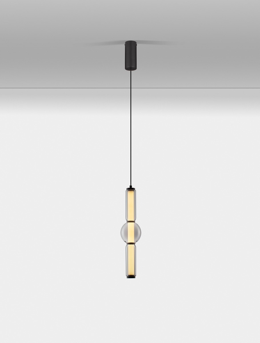 Lampa wisząca Glorica 1xLED 15W w kolorze czarnym, zawieszona na cienkim przewodzie. Składa się z dwóch prostokątnych elementów oraz szklanej kuli pośrodku, emitująca ciepłe światło. Prosta, nowoczesna forma, idealna do różnych wnętrz.