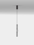 Lampa wisząca Glorica w kolorze czarnym, z jednym źródłem światła LED 15W. Posiada cylindryczny kształt z przezroczystą kulą w centralnej części. Zawieszona na czarnym przewodzie, montowana do sufitu. Tło białe, minimalistyczne.
