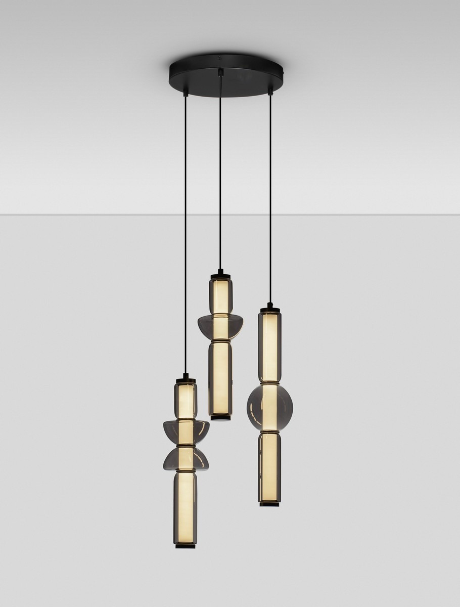 Lampa wisząca Glorica 3xLED 37W w kolorze czarnym, z trzema różnymi kloszami: prostokątnym, okrągłym i owalnym. Klosze w odcieniach przezroczystego i matowego szkła, zawieszone na cienkich czarnych linkach, montowane do sufitu.
