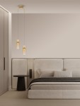 Lampa wisząca Rebalvo 2xLED 14W w kolorze złotym, z dwiema szklanymi kloszami w kształcie cylindrów, zawieszona na cienkich linkach. Produkt umieszczony w nowoczesnej sypialni z jasnymi ścianami i minimalistycznym wystrojem.