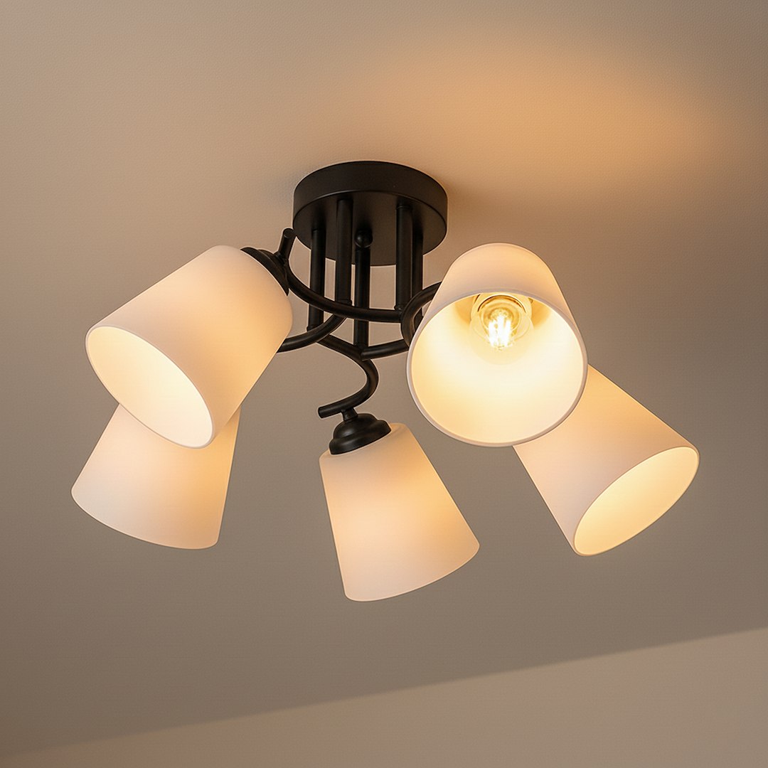 Czarna lampa sufitowa Pafos z pięcioma kloszami E27. Klosze w kolorze białym, lekko zaokrąglone, umieszczone na metalowej konstrukcji. Lampa montowana na suficie, w zbliżeniu na szczegóły kloszy i źródła światła.