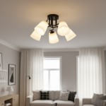 Lampa sufitowa Pafos z pięcioma kloszami, czarna, styl industrialny. Klosze w kształcie stożków, w kolorze białym, zamontowane na okrągłej podstawie. Widok z dołu. Produkt w nowoczesnym wnętrzu z jasnymi zasłonami i sofą.