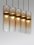 Lampa wisząca Rebalvo z pięcioma żarówkami LED o mocy 35W, w złotym wykończeniu. Szklane klosze w kształcie cylindrów, zawieszone na cienkich linkach, emitują ciepłe światło, nadając elegancki wygląd. Ujęcie z przodu.