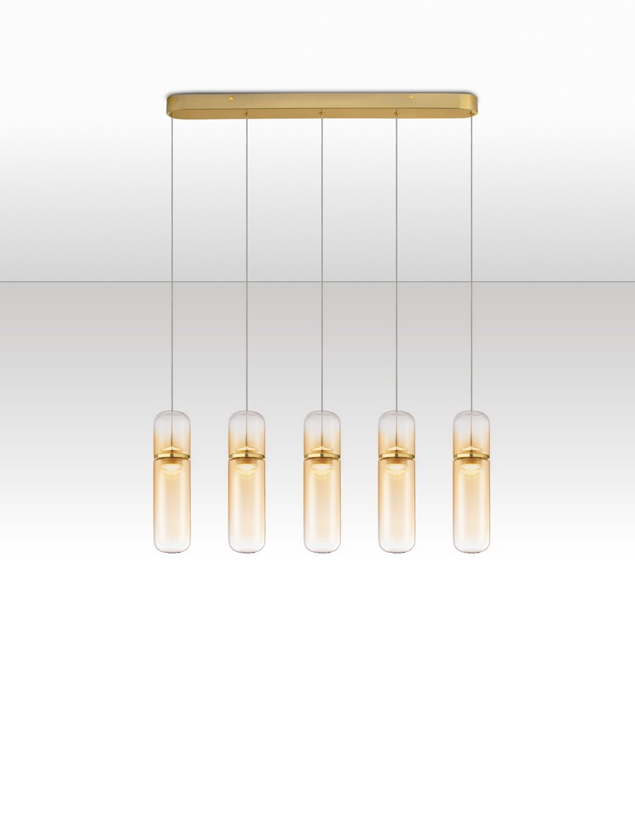 Lampa wisząca Rebalvo z pięcioma kloszami LED 35W, zawieszona na złotej podstawie. Klosze w przezroczystym, cylindrycznym kształcie, emitujące ciepłe światło. Produkt wisi na cienkich linkach, na jednolitym tle.