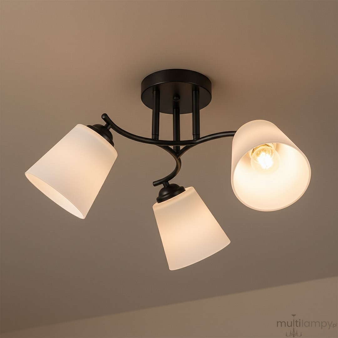 Czarna lampa sufitowa Pafos z trzema kloszami, wykonana z matowego szkła. Klosze mają kształt stożka, a lampa jest zamontowana na okrągłej podstawie. Ujęcie z dołu pokazuje wszystkie trzy źródła światła E27.