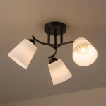 Czarna lampa sufitowa Pafos z trzema kloszami, wykonana z matowego szkła. Klosze mają kształt stożka, a lampa jest zamontowana na okrągłej podstawie. Ujęcie z dołu pokazuje wszystkie trzy źródła światła E27.