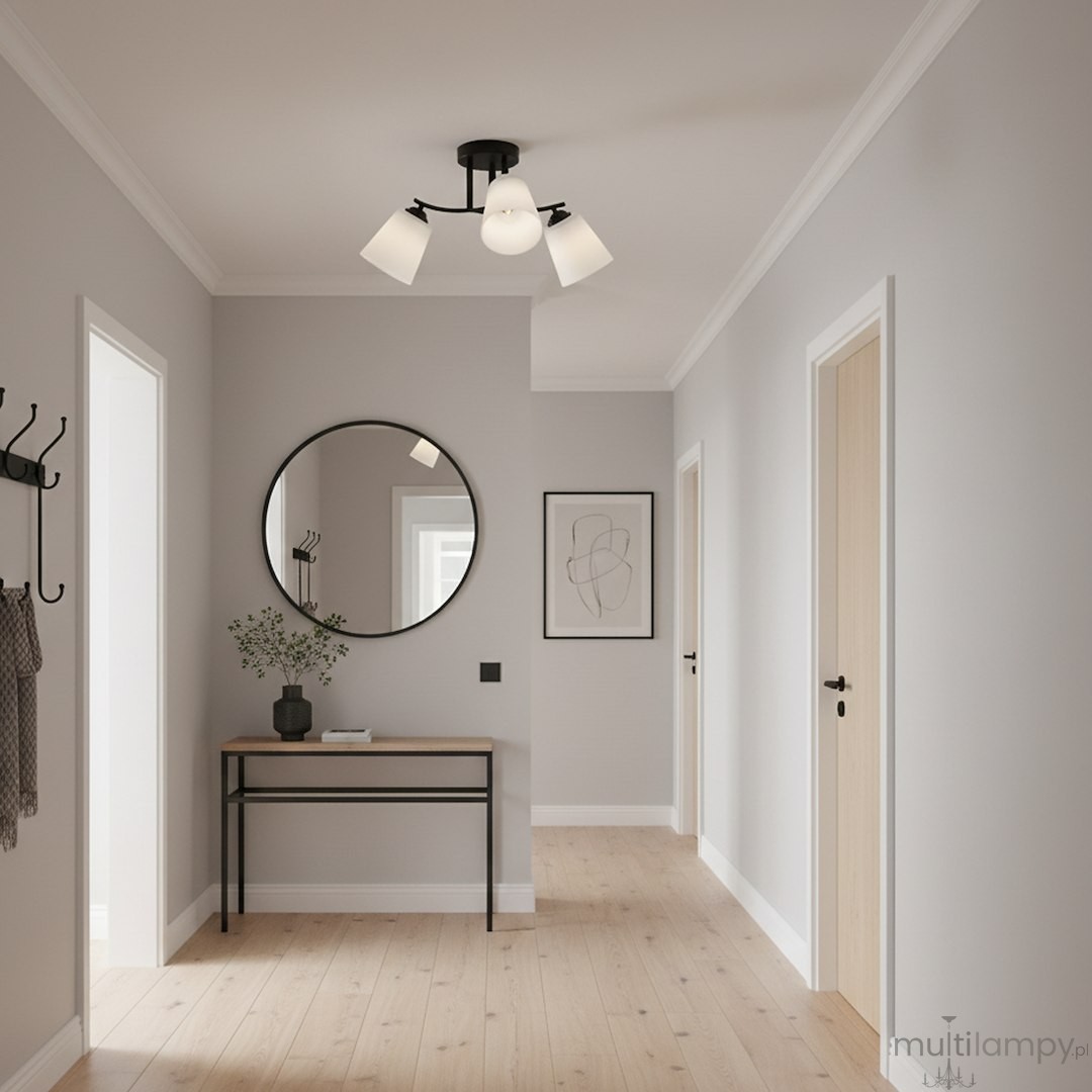 Czarna lampa sufitowa Pafos z trzema kloszami E27, montowana na suficie, z białymi kloszami o lekko zaokrąglonym kształcie. Umieszczona w eleganckim wnętrzu z drewnianą podłogą, lustrem i minimalistycznym stolikiem.