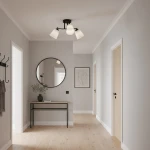 Czarna lampa sufitowa Pafos z trzema kloszami E27, montowana na suficie, z białymi kloszami o lekko zaokrąglonym kształcie. Umieszczona w eleganckim wnętrzu z drewnianą podłogą, lustrem i minimalistycznym stolikiem.