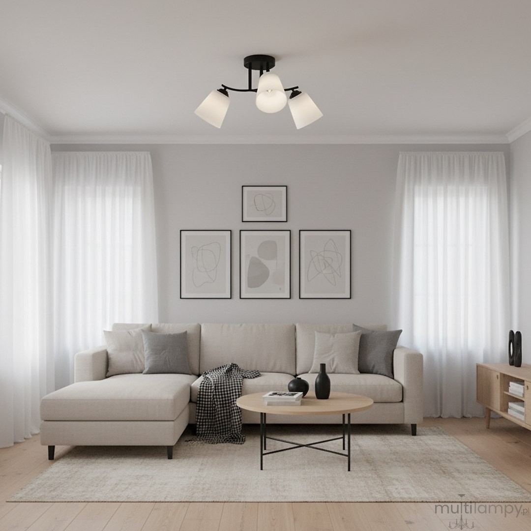 Czarna lampa sufitowa Pafos z trzema kloszami E27, zamontowana na suficie. Klosze w kształcie stożków, białe, matowe, emitujące światło w różnych kierunkach. Lampa znajduje się w nowoczesnym wnętrzu z jasną kanapą i drewnianym stolikiem.