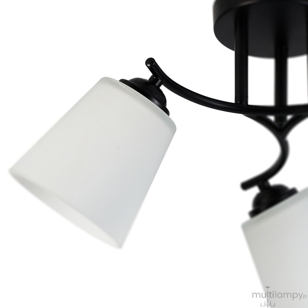 Czarna lampa sufitowa Pafos z trzema kloszami E27 w matowym wykończeniu. Klosze mają stożkowaty kształt i są wykonane z mlecznego szkła, co zapewnia równomierne rozproszenie światła. Ujęcie z boku, ukazujące detale mocowania.