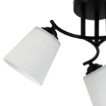 Czarna lampa sufitowa Pafos z trzema kloszami E27 w matowym wykończeniu. Klosze mają stożkowaty kształt i są wykonane z mlecznego szkła, co zapewnia równomierne rozproszenie światła. Ujęcie z boku, ukazujące detale mocowania.