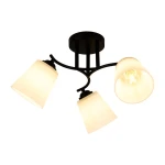 Czarna lampa sufitowa Pafos z trzema kloszami w kształcie stożka, wykonana z metalowych elementów. Klosze w kolorze białym, emitujące ciepłe światło. Ujęcie z góry, pokazujące zamontowaną lampę z widocznym miejscem na żarówki E27.