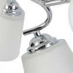 Lampa sufitowa Pafos z pięcioma miejscami na żarówki E27, z chromowanym wykończeniem i matowymi kloszami. Ujęcie z bliska pokazuje detale chromowanej podstawy oraz eleganckiego kształtu kloszy.