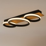 Czarna lampa sufitowa LED Rowena o mocy 18W, z trzema okrągłymi pierścieniami w kolorze białym i drewnianą listwą. Ujęcie z boku ukazuje nowoczesny design i połączenie materiałów. Oświetlenie o temperaturze barwowej 4000K.