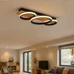 Czarna lampa sufitowa LED Rowena o mocy 18W i temperaturze barwowej 4000K, z trzema okrągłymi kloszami w formie pierścieni, zawieszona na drewnianym elemencie, umieszczona w nowoczesnym wnętrzu.
