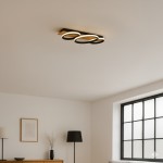Rowena lampa sufitowa LED 18W 4000K w kolorze czarnym, z trzema okrągłymi kloszami, zamontowana na suficie. Lampa ma nowoczesny design i emituje neutralne, białe światło, umieszczona w jasnym wnętrzu z oknem i meblami.