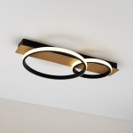 Lampa sufitowa LED Rowena, 14W, 4000K, z czarnymi okręgami i drewnianym elementem, zamontowana na suficie. Okręgi mają delikatne białe światło, co podkreśla nowoczesny design. Ujęcie z dołu, na jednolitym tle.