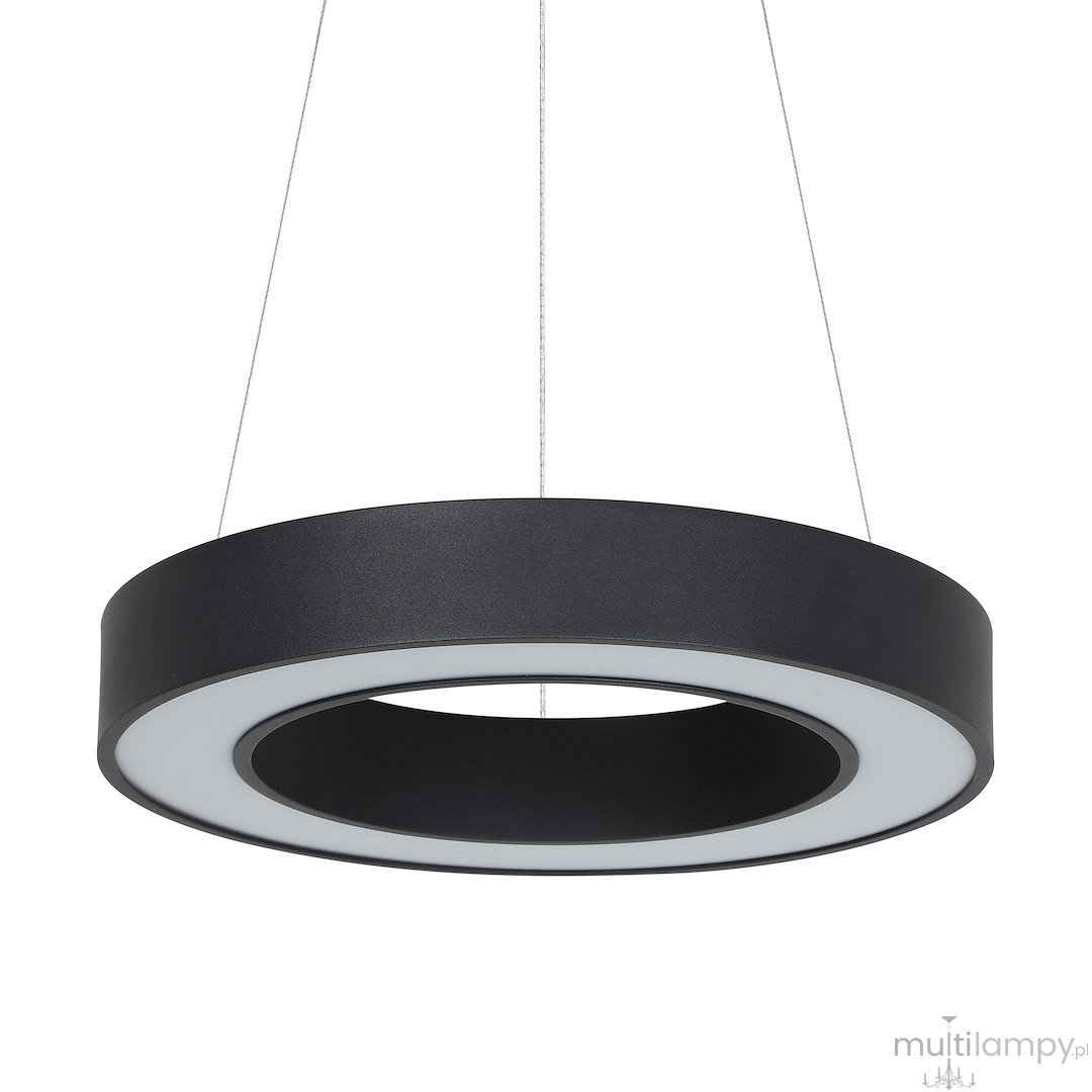 Czarna lampa wisząca LED o mocy 40W z okrągłym kształtem. Posiada biały pierścień świetlny wewnątrz i matowe wykończenie. Zawieszona na cienkich linkach, prezentuje nowoczesny design, idealna do współczesnych wnętrz.