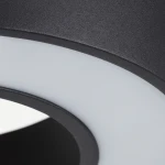 Czarna lampa wisząca LED Union 40W CCT z okrągłym kloszem, w którym widoczne są detale czarnej, matowej powierzchni oraz biała oprawa. Zbliżenie na krawędź lampy, podkreślające teksturę i kształt.
