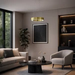 Lampa wisząca LED Union 40W CCT w kolorze złotym, okrągła, zawieszona na cienkich linkach. W tle nowoczesny salon z szarymi meblami, czarnym stolikiem i dekoracjami na stole. Jasne, minimalistyczne otoczenie.