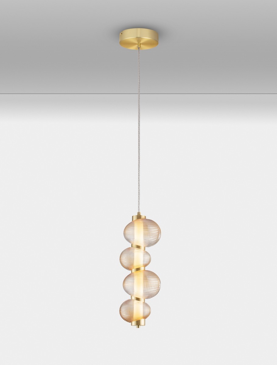 Lampa wisząca Tanvera z jedną żarówką LED 15W w złotym wykończeniu, z czterema bursztynowymi kloszami o teksturowanej powierzchni, zawieszona na cienkim sznurku. Ujęcie frontalne, produkt wisi pod sufitem na jednolitym tle.