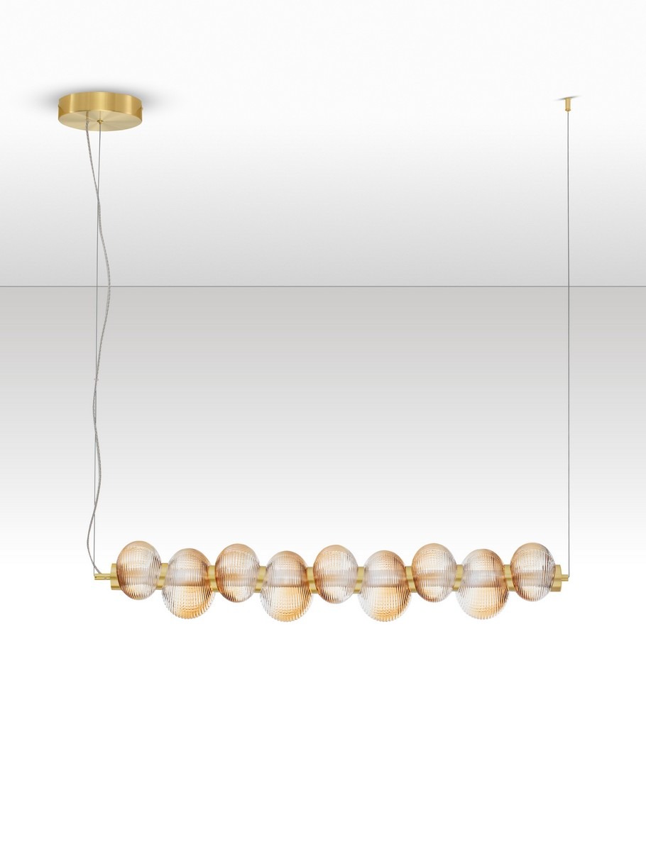 Lampa wisząca Tanvera z jedną żarówką LED 30W, złota z bursztynowymi, szklanymi kloszami w kształcie kul. Zawieszona na cienkim przewodzie, z okrągłym, złotym mocowaniem sufitowym. Elegancki design pasujący do nowoczesnych wnętrz.