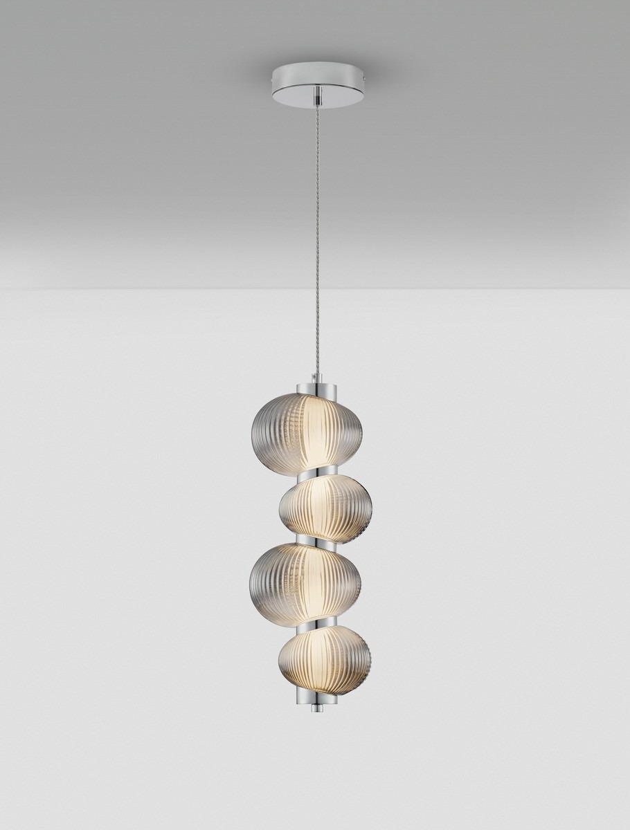 Lampa wisząca Tanvera z jednym źródłem LED 15W w kolorze chromowym i szarym. Składa się z czterech okrągłych kloszy o żłobionej fakturze, zawieszonych na cienkim przewodzie. Produkt zamontowany na okrągłej podstawie sufitowej.