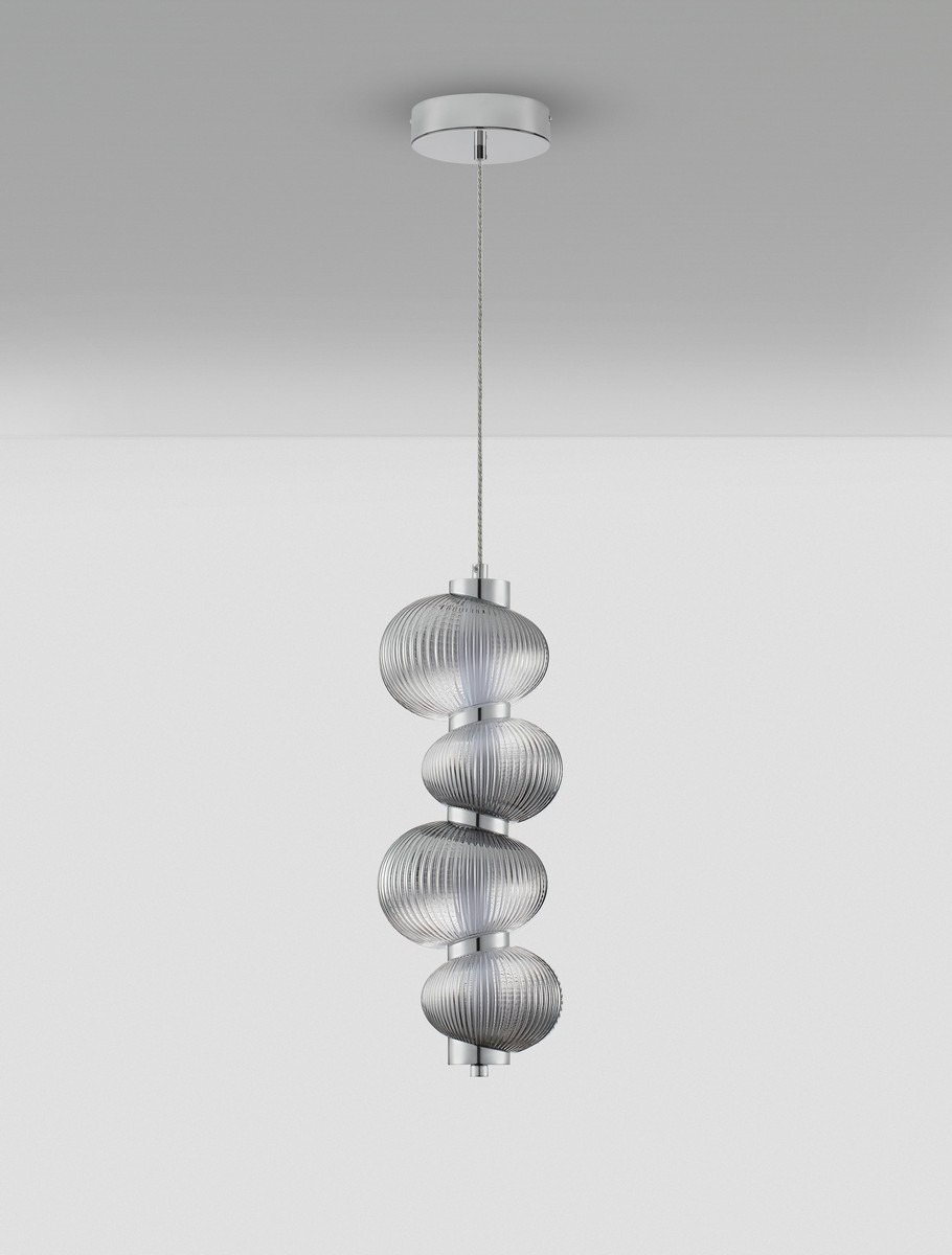 Lampa wisząca Tanvera z 1xLED 15W w kolorze chromu i szarości. Składa się z trzech okrągłych, żłobionych elementów o różnych rozmiarach, zawieszonych na cienkim kablu. Ujęcie frontalne na białym tle.