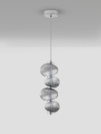 Lampa wisząca Tanvera z 1xLED 15W w kolorze chromu i szarości. Składa się z trzech okrągłych, żłobionych elementów o różnych rozmiarach, zawieszonych na cienkim kablu. Ujęcie frontalne na białym tle.