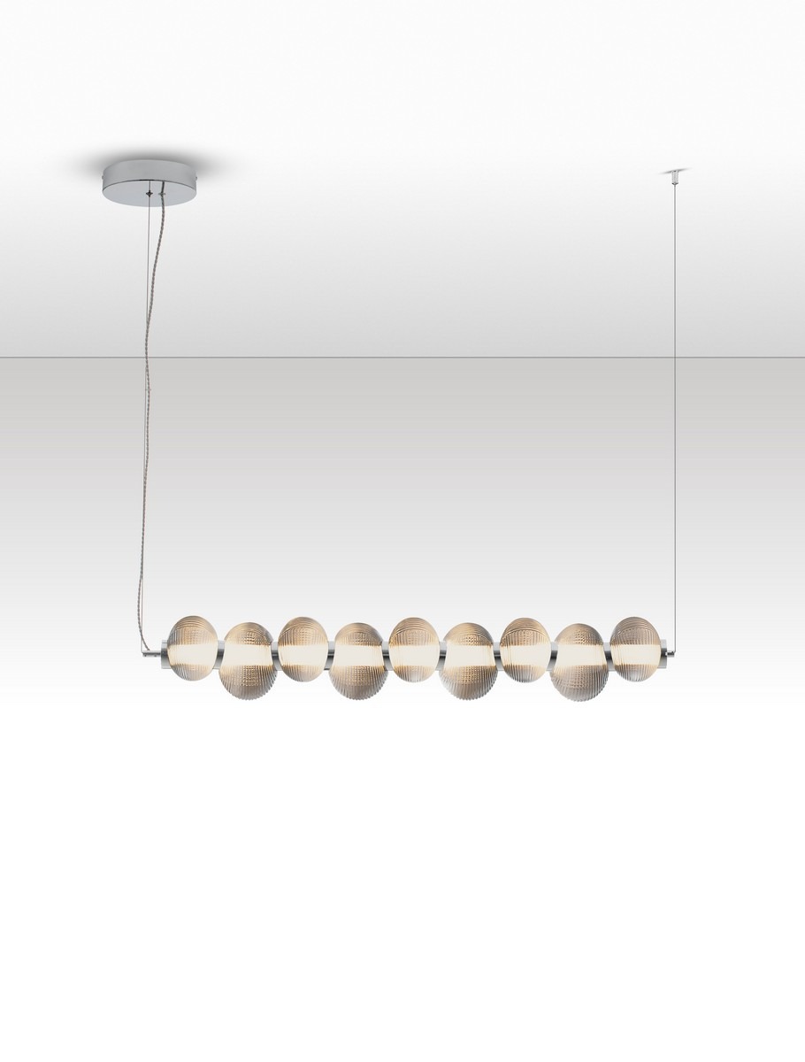 Lampa wisząca Tanvera 1xLED 30W w kolorze chromu i szarości. Składa się z prostokątnej konstrukcji z sześcioma szklanymi kloszami w kształcie kul, zawieszona na cienkim przewodzie. Ujęcie frontalne na białym tle.