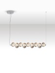 Lampa wisząca Tanvera 1xLED 30W w kolorze chromu i szarości. Składa się z prostokątnej konstrukcji z sześcioma szklanymi kloszami w kształcie kul, zawieszona na cienkim przewodzie. Ujęcie frontalne na białym tle.